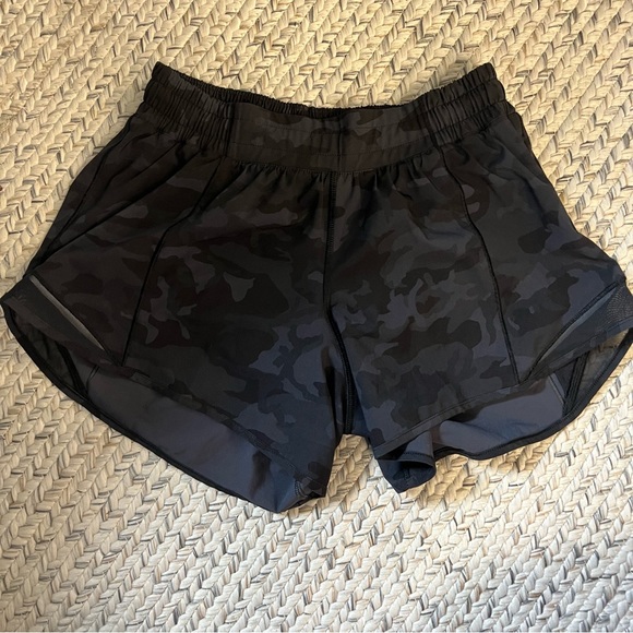 Lululemon hotty hot shorts - black camo - size 6 - Picture 1 of 5